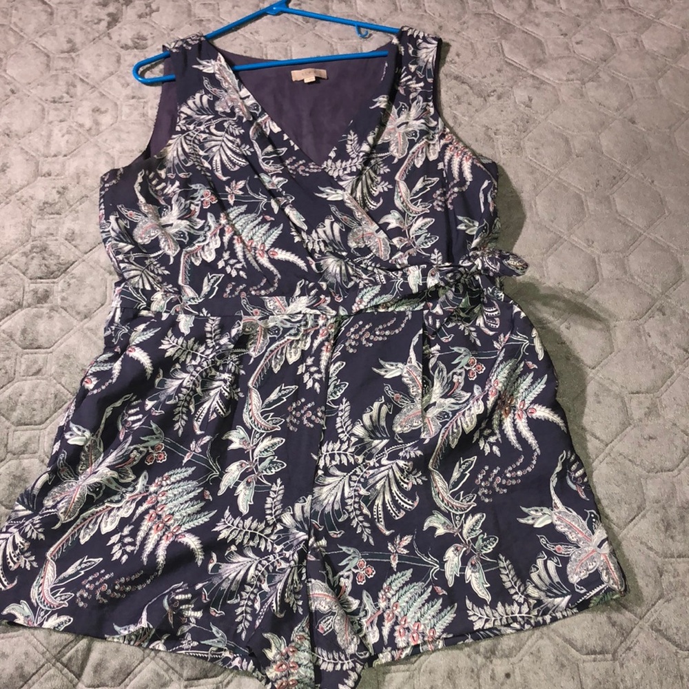 LOFT FLORAL ROMPER SIZE 16